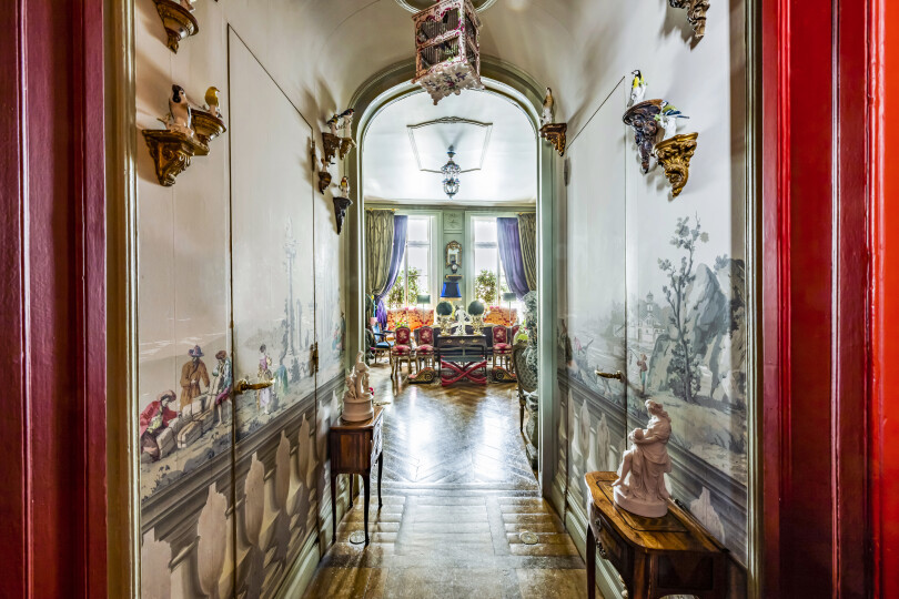 À Paris, chez Didier Ludot et Félix Farrington.